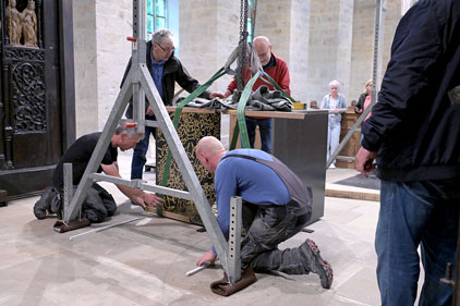 Klaus-Dieter Eichler und Hannes Arnold beim Aufstellen des Altares