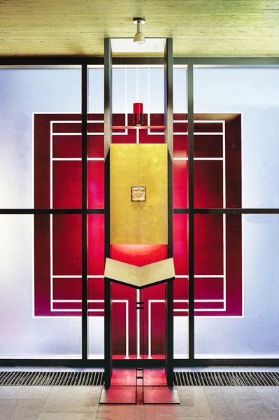Gesamtansicht Lesepult vor Tabernakel, im Hintergrund rote Glaswand