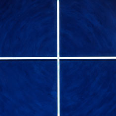 Plexiglaskreuz in dunkelblauer Wand