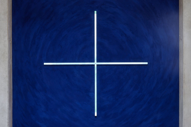Plexiglaskreuz in dunkelblauer Altarwand