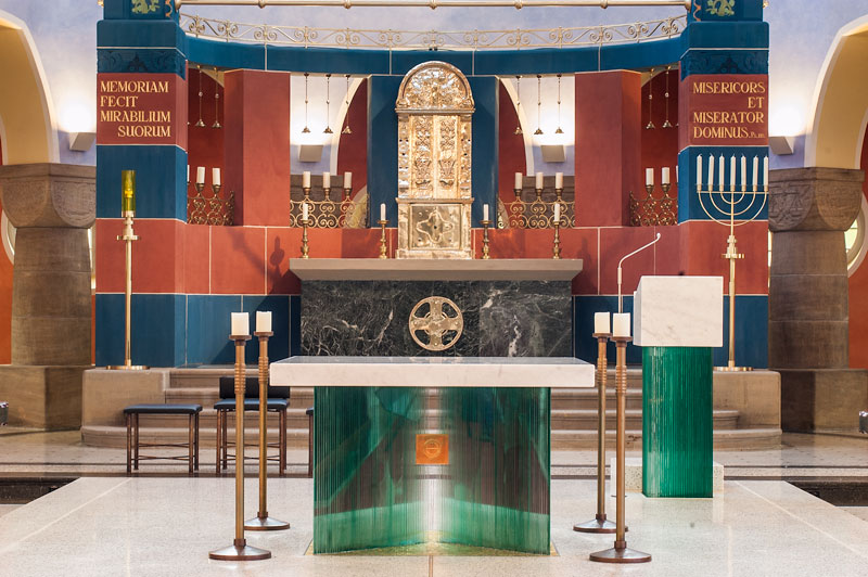 Altartisch und Ambo mit Hochaltar im Hintergrund