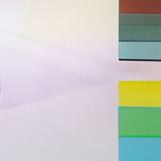 Farbige Glasscheiben mit Lichtspiel an einer Wand