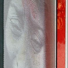 Detail eines Gesichts auf Glas aufgebracht