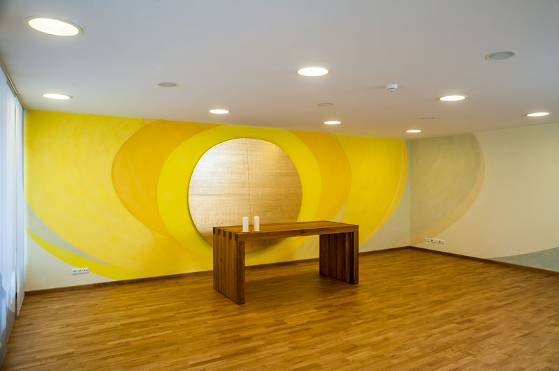 Gesamtansicht, Altartisch vor vergoldetem Kreis auf gelb bemalter Wand
