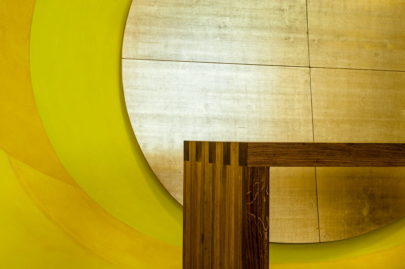 Detail, Altartisch vor vergoldetem Kreis auf gelb bemalter Wand