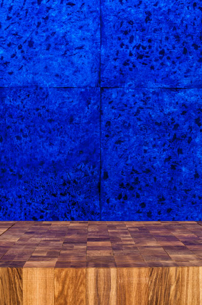 Detail Altar und blaues Wandobjekt