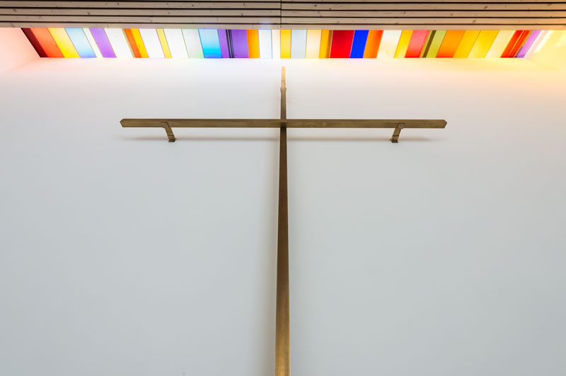 Kreuz und Farbfenster