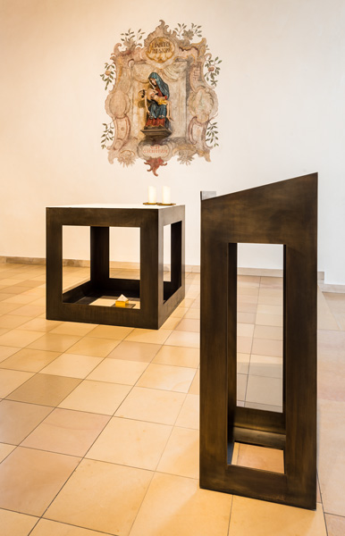 Ambo und Altar von links