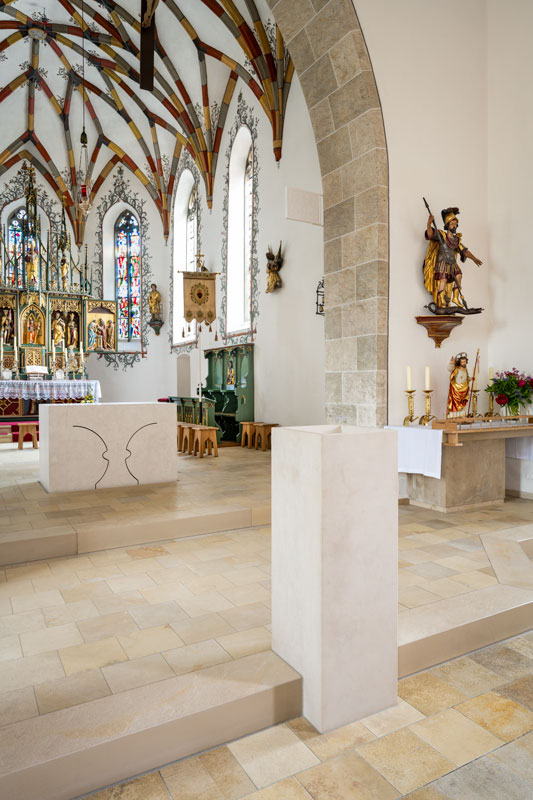 Lesepult und Altar
